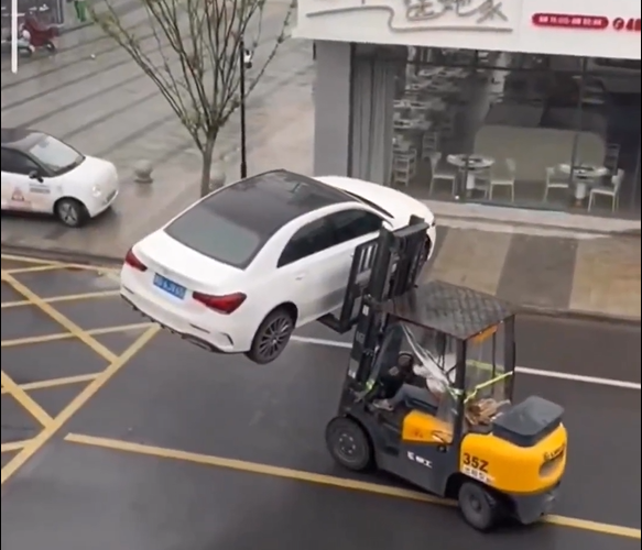 Carrello Elevatore usato per rimuovere auto